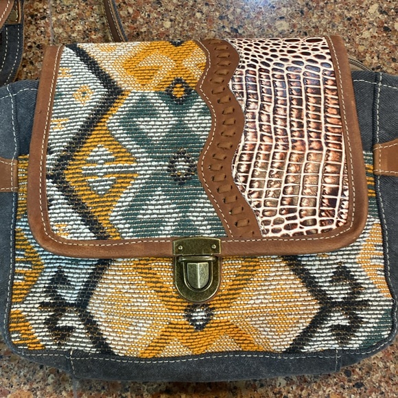 ****PRICE DROP****  NWT MYRA MESSENGER BAG - Picture 4 of 10